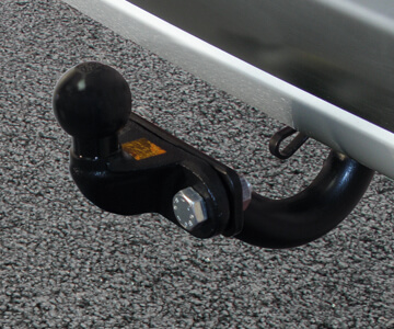 Fixed flange towbar